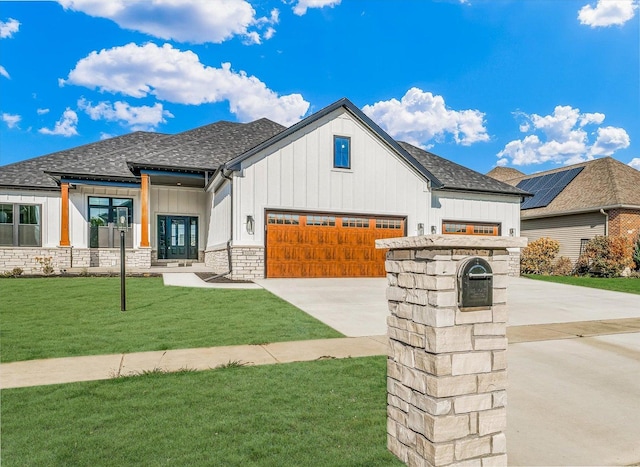 view of front of property featuring a front yard and a garage