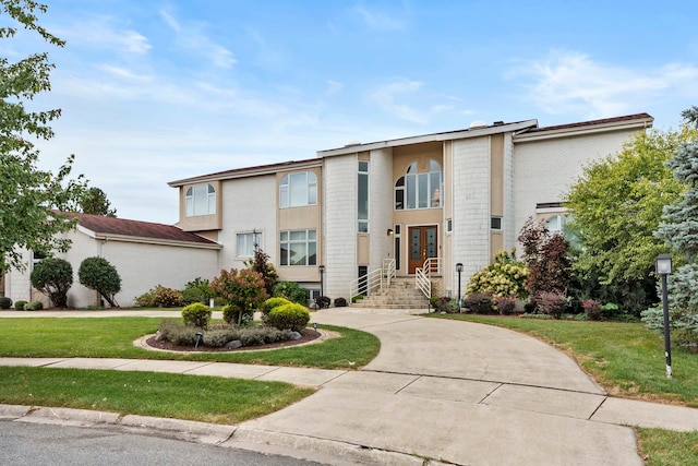 view of front of house featuring a front yard