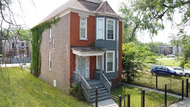 view of front facade with a front yard