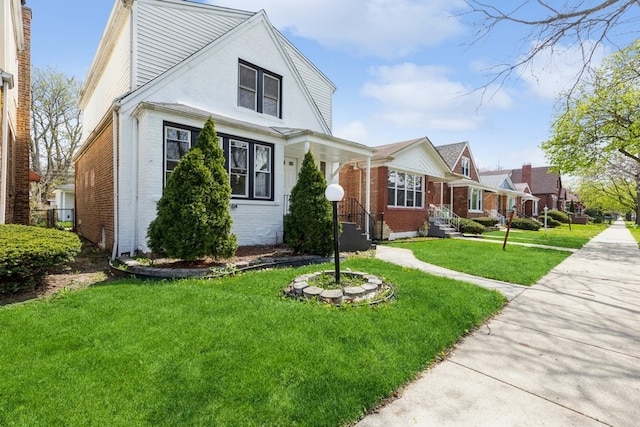 view of front of home featuring a front yard