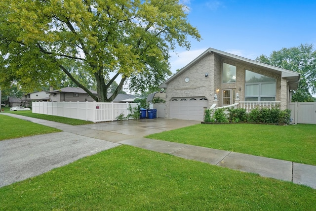 view of front of house featuring a front lawn