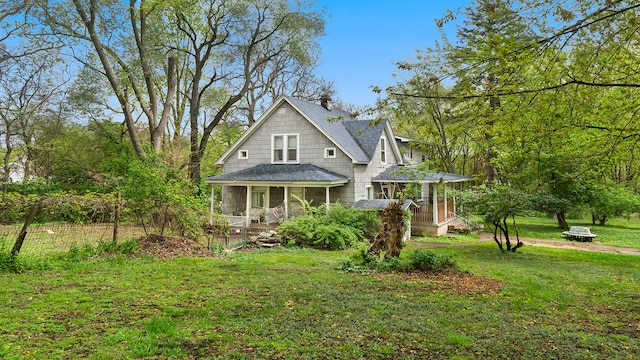 view of front of property featuring a front yard and a porch