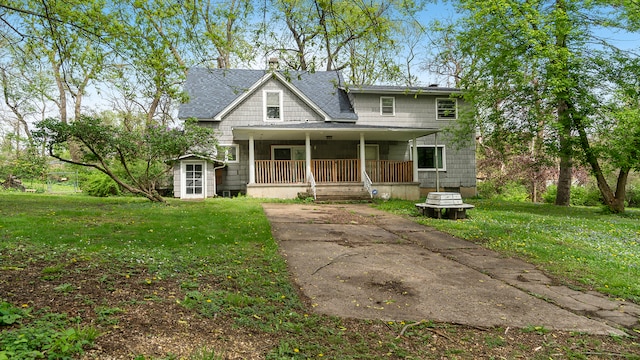 view of front facade with a front lawn and covered porch