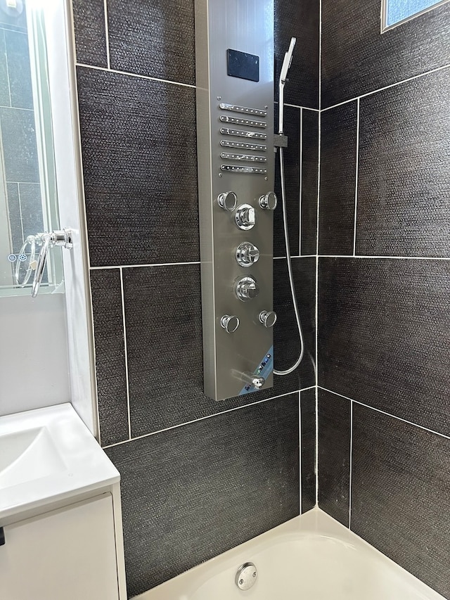 bathroom featuring tiled shower / bath