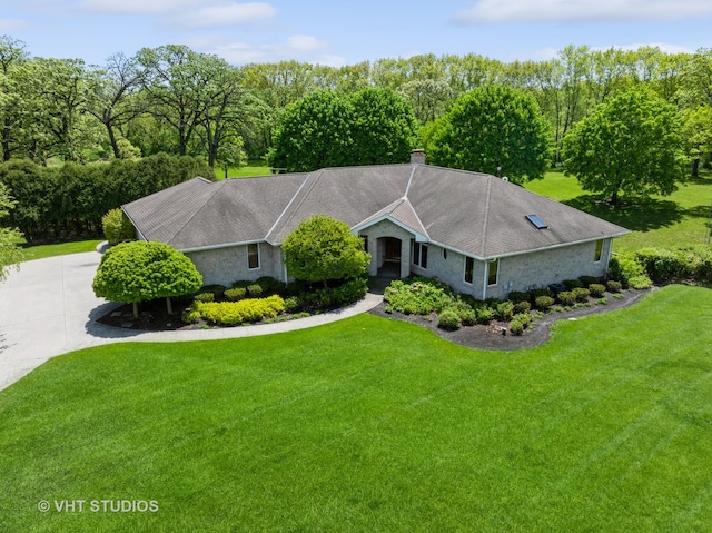 single story home featuring a front lawn