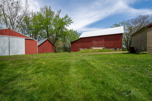 view of yard featuring an outdoor structure