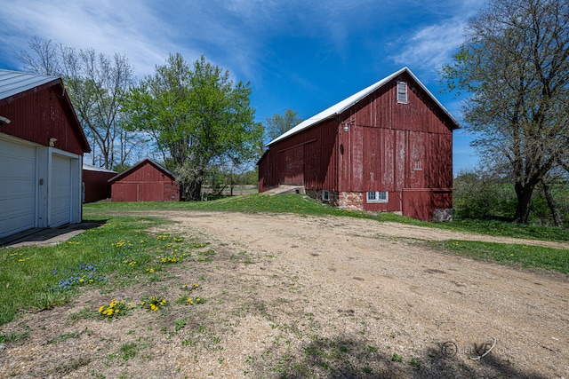 view of yard featuring an outdoor structure and a garage