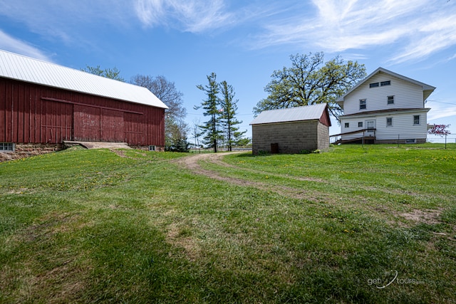 view of yard with an outdoor structure