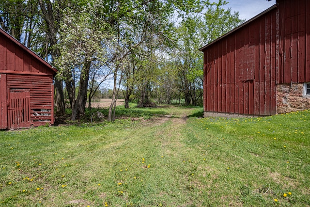 view of yard with an outdoor structure