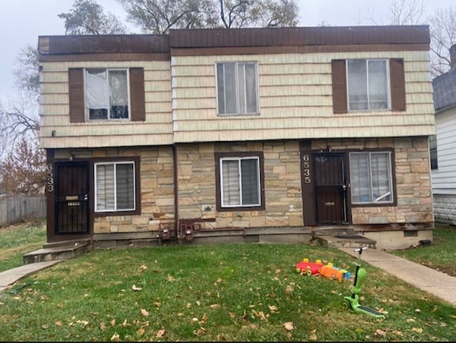 view of front of house featuring a front yard