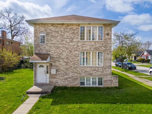 view of front of house featuring a front lawn