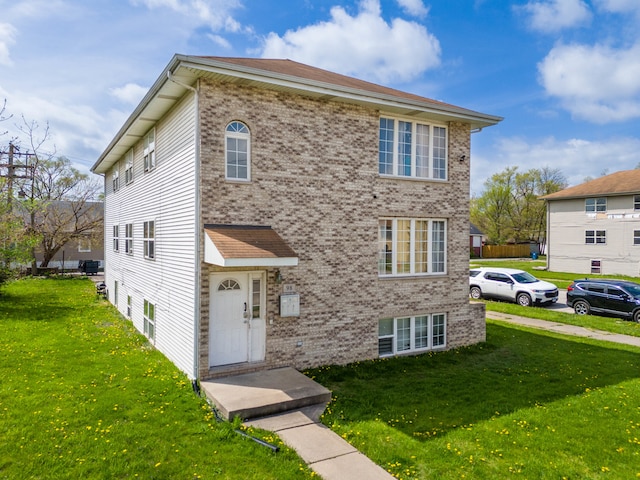 view of front of property featuring a front yard