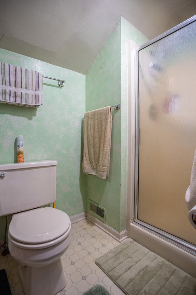 full bath featuring visible vents, toilet, vaulted ceiling, a shower stall, and baseboards