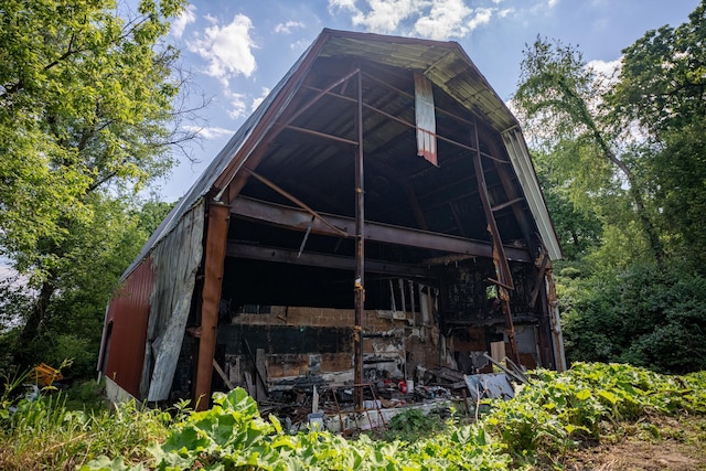 exterior space featuring an outbuilding