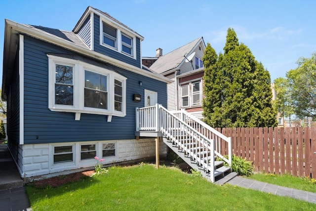 view of front of home featuring a front lawn