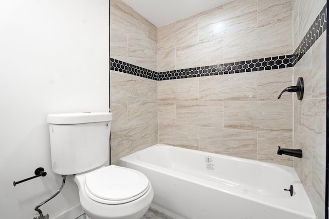 bathroom with toilet and tiled shower / bath