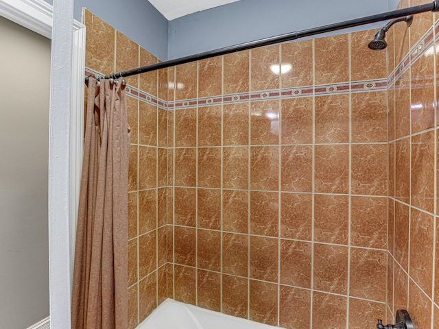 bathroom featuring shower / bath combo with shower curtain