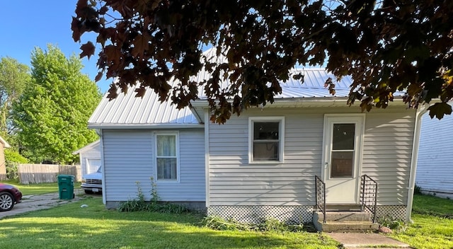 bungalow featuring a front lawn