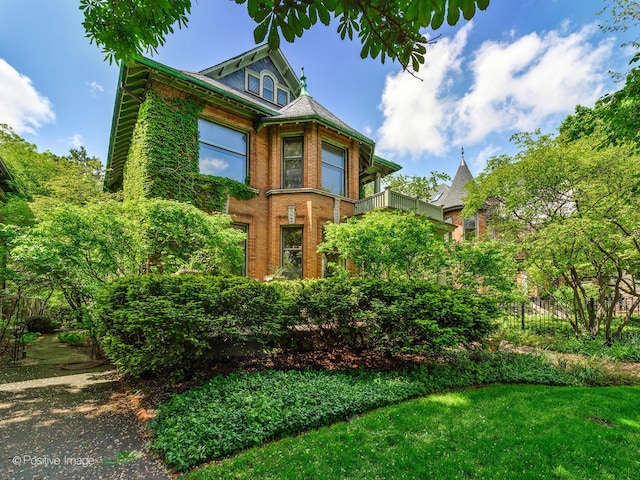 view of front of house featuring a front yard and brick siding