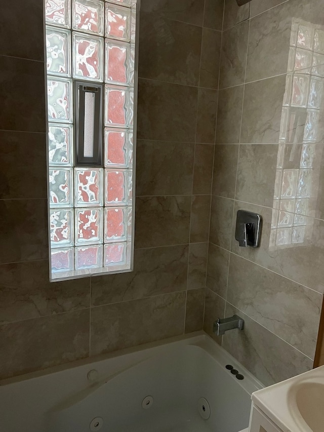 bathroom featuring tiled shower / bath combo