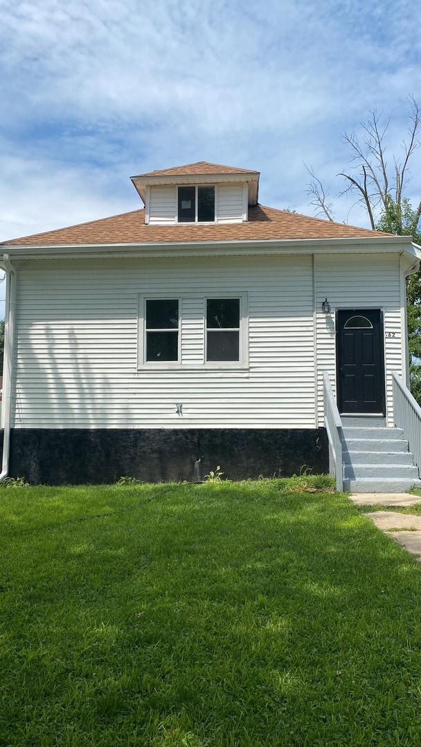 view of front facade featuring a front yard