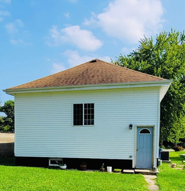 view of side of property featuring a yard