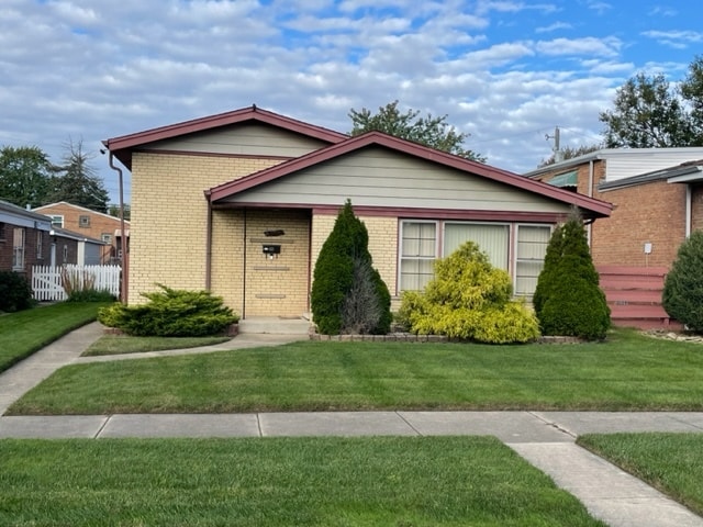 view of front of home with a front lawn