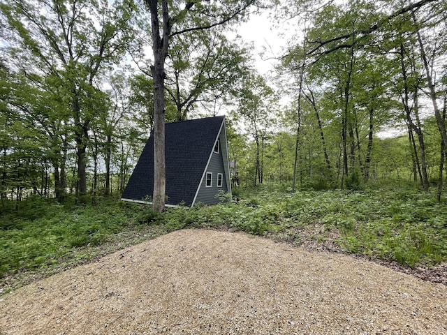 view of outdoor structure featuring dirt driveway