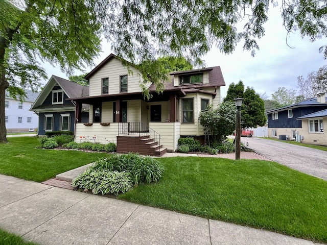 view of front facade featuring a front yard