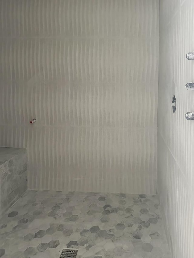 213 Northampton Ln, Lincolnshire, IL 60069 - full bath featuring tiled shower
