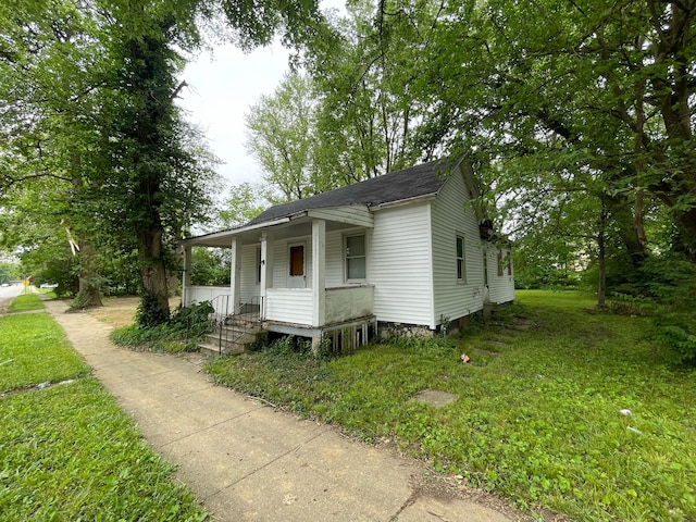 view of front of house featuring a front lawn and covered porch