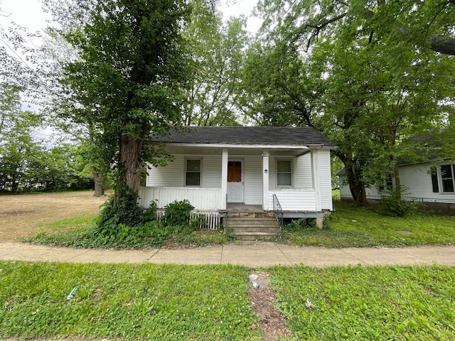 bungalow-style home with a front lawn and covered porch