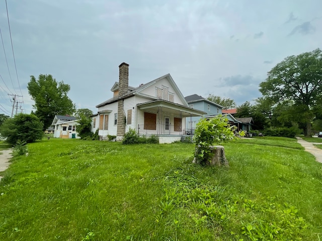 view of front facade with a front yard and covered porch