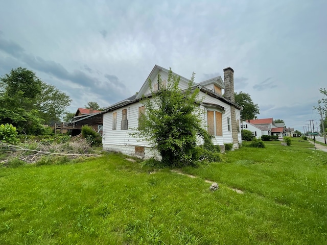 view of side of property featuring a lawn