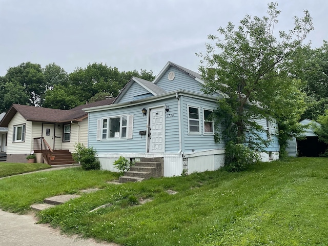 view of front facade featuring a front lawn