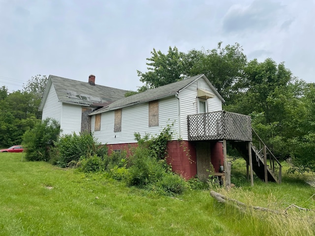 view of front facade featuring a front lawn and a deck