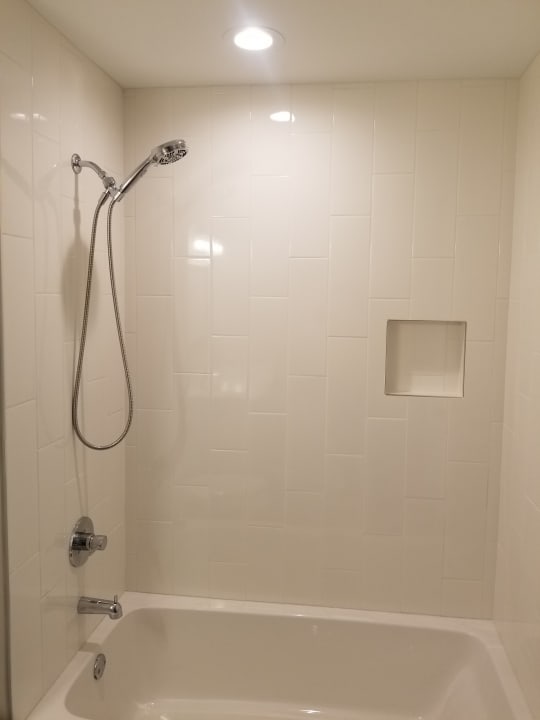 bathroom with tiled shower / bath