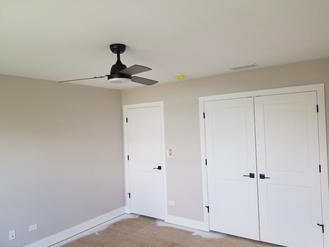 unfurnished bedroom featuring a closet and ceiling fan