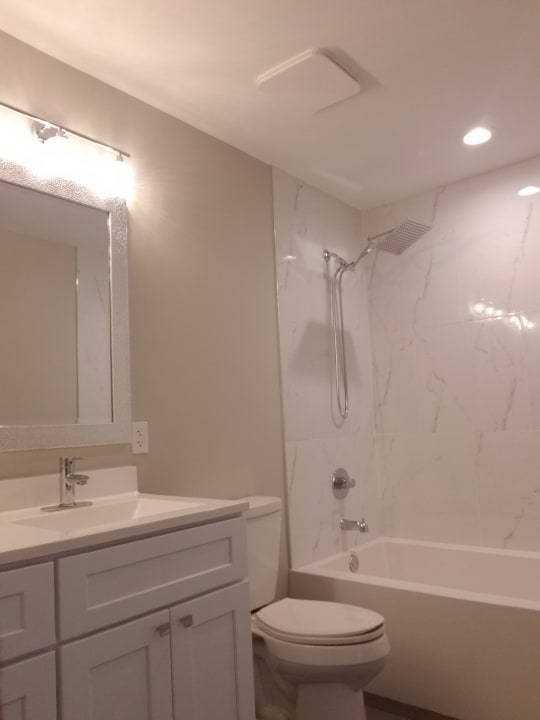 full bathroom featuring tiled shower / bath, toilet, and vanity