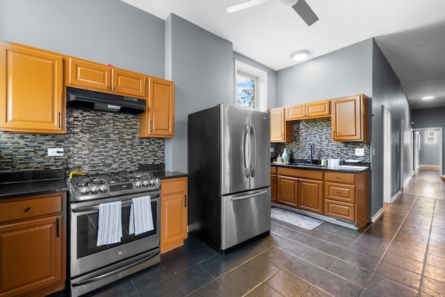 kitchen with dark hardwood / wood-style floors, stainless steel appliances, backsplash, ceiling fan, and sink