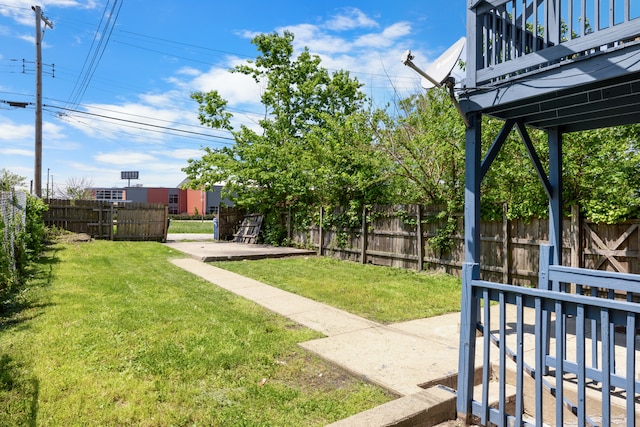 view of yard featuring a patio area