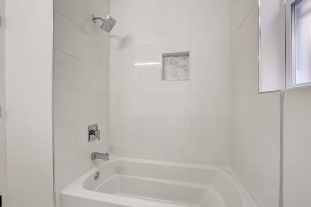 bathroom with tiled shower / bath