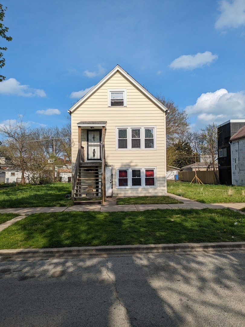 view of front of house with a front lawn