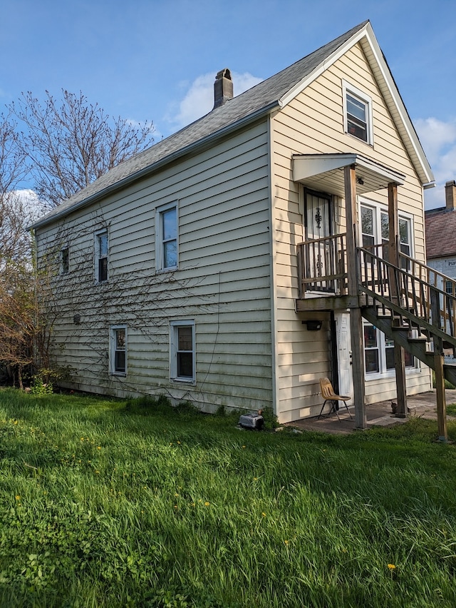 view of side of property featuring a lawn