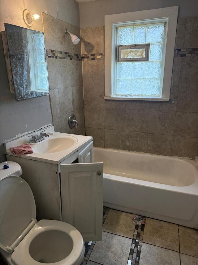 8127 S Coles Ave, Chicago, IL 60617 - bathroom with washtub / shower combination and vanity