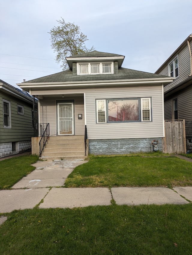 view of front of property featuring a front lawn