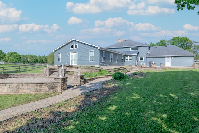 view of front of property featuring a front yard