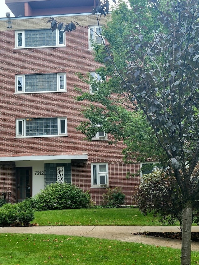 exterior space featuring a front yard