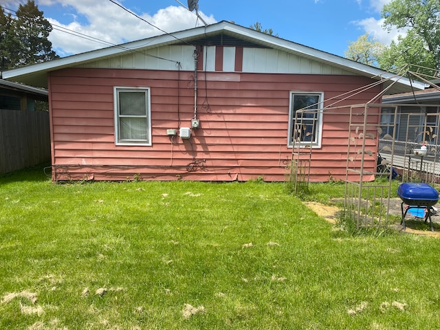 view of side of property featuring a lawn