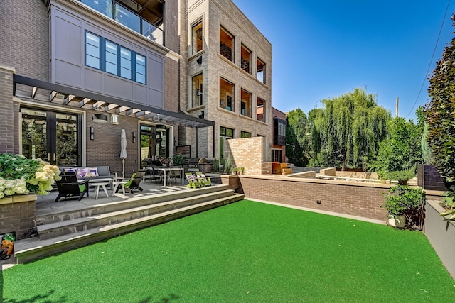 view of yard with outdoor lounge area